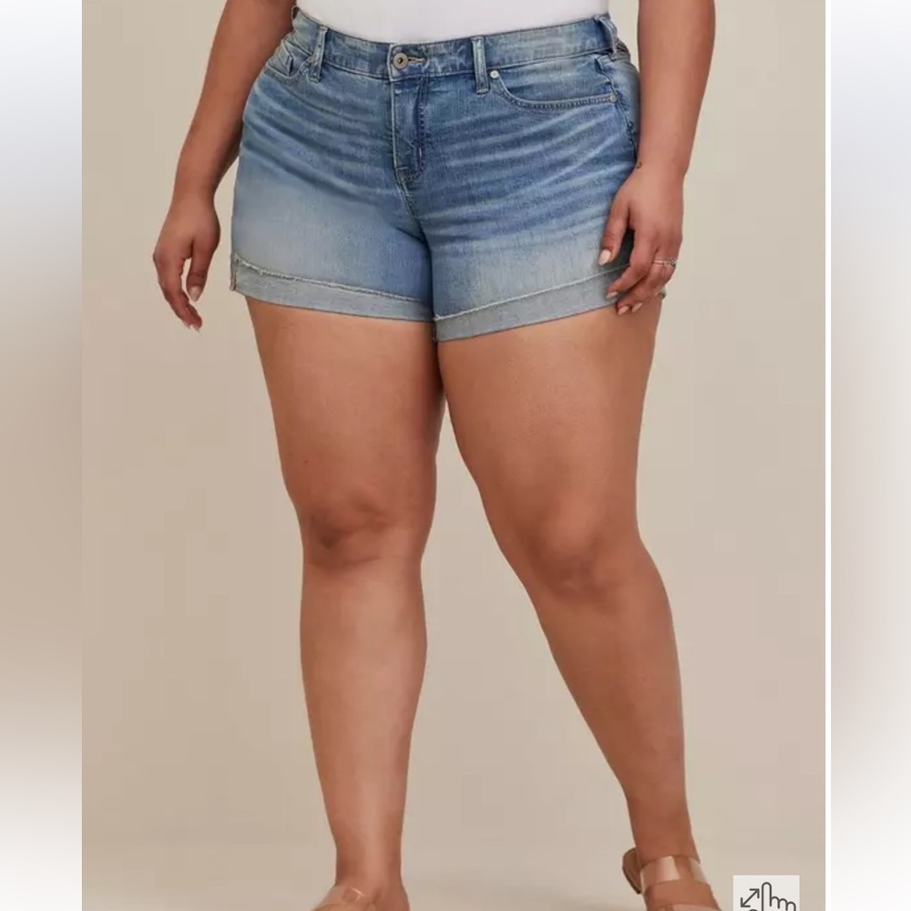 Torrid - NWT- 5 Inch Vintage Stretch Mid-Rise Short- size 20